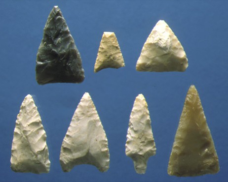 Neolithique-Pointes-Fleches-Silex-1.jpg